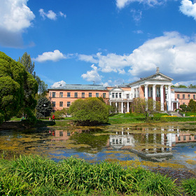 Вид на Главное Здание Ботанического сада имени Цицина